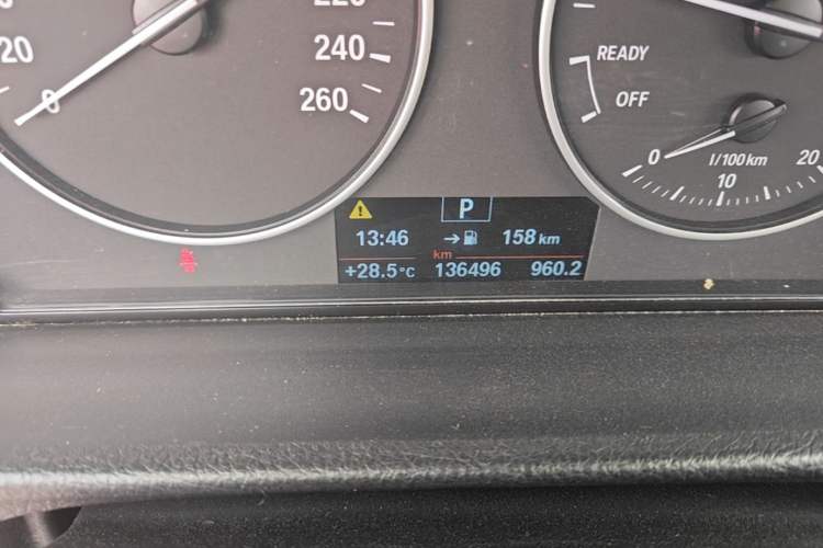 Used BMW 3 Series 2015 316Li Fashion Model Odometer Close Up