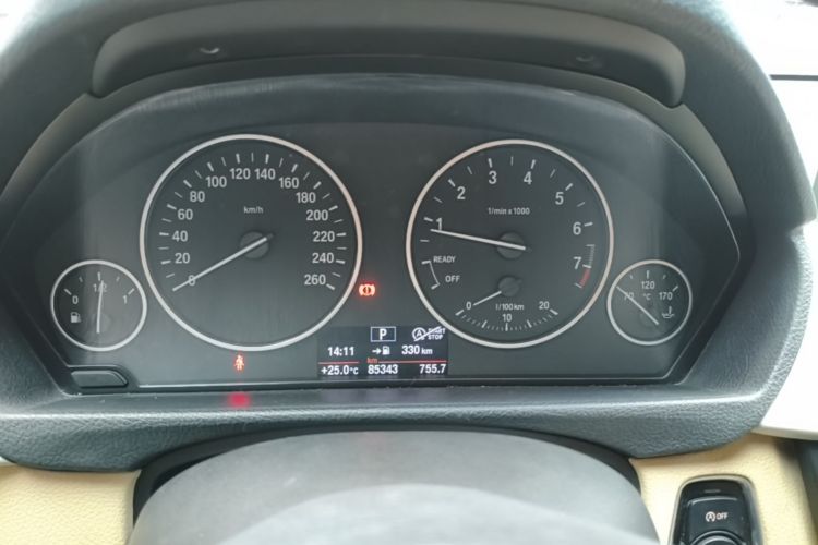 Used BMW 3 Series 2015 320Li Luxury Edition Fashion Model Odometer Close Up