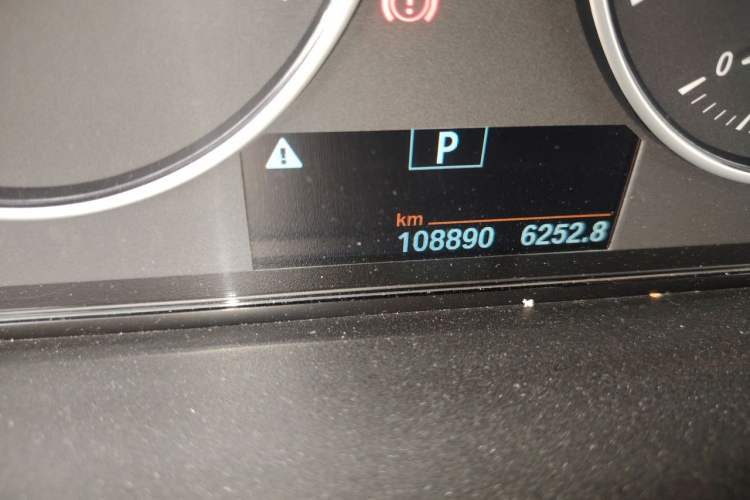 Used BMW 3 Series 2015 320i Fashion Model Odometer Close Up