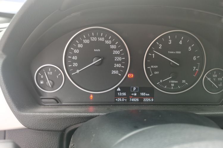 Used BMW 3 Series 2015 316Li Fashion Model Odometer Close Up