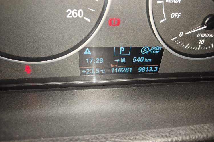 Used BMW 3 Series 2015 320Li Fashion Model Odometer Close Up