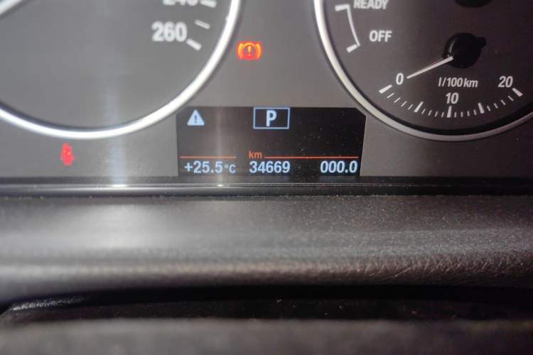 Used BMW 3 Series 2015 320Li Fashion Model Odometer Close Up