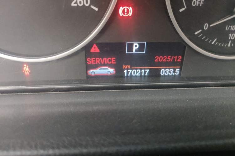 Used BMW 3 Series 2015 320Li Luxury Edition Fashion Model Odometer Close Up