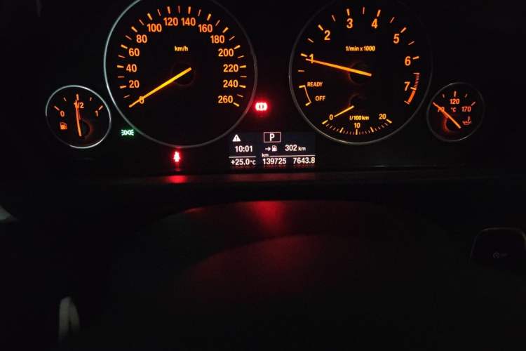 Used BMW 3 Series 2015 320Li Luxury Edition Fashion Model Odometer Close Up