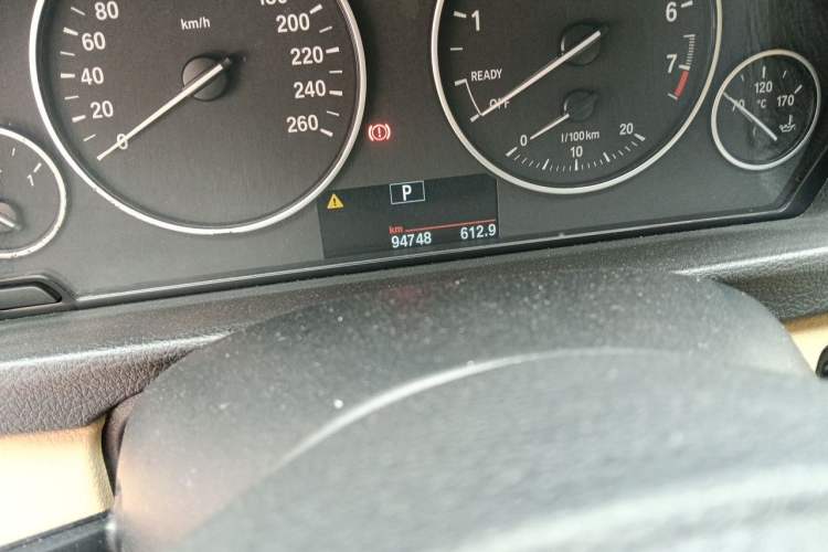 Used BMW 3 Series 2015 316Li Fashion Model Odometer Close Up