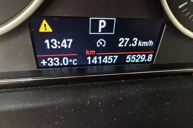 Used BMW 3 Series 2015 320i Luxury Line Stylish Edition Odometer Close Up