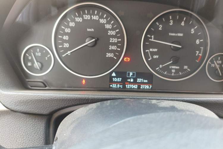 Used BMW 3 Series 2015 320i Luxury Line Stylish Edition Odometer Close Up