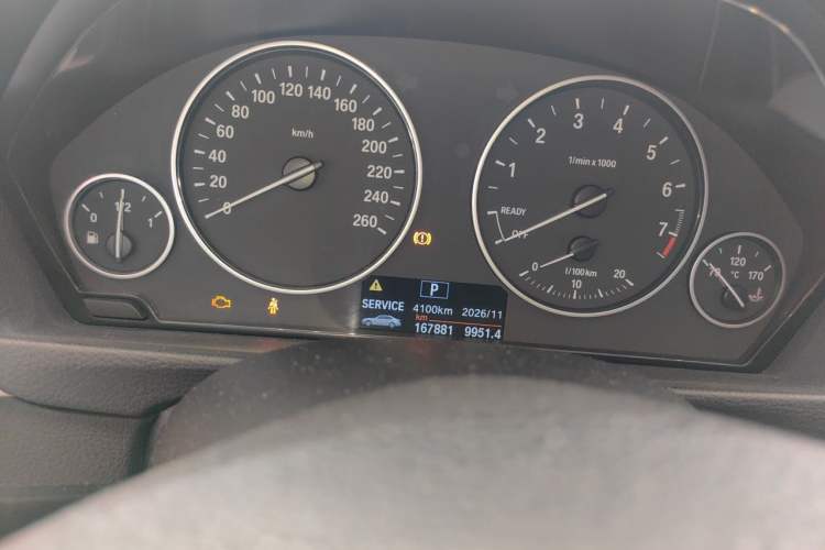 Used BMW 3 Series 2015 320Li Fashion Model Odometer Close Up