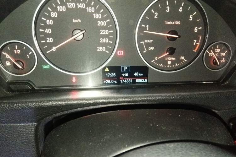Used BMW 3 Series 2015 320Li Fashion Model Odometer Close Up
