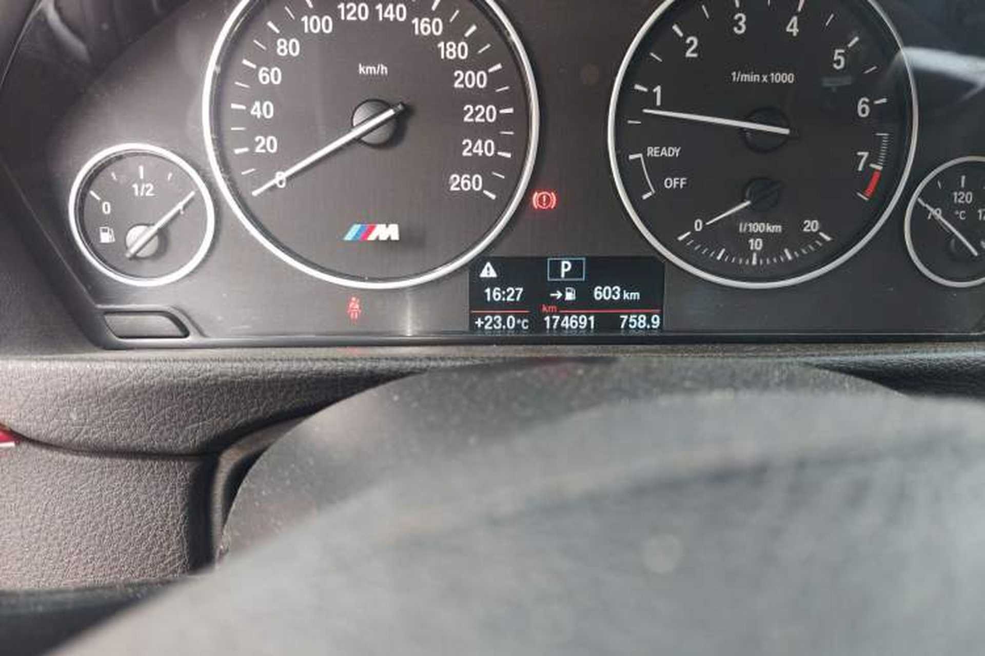 Used BMW 3 Series 2015 320Li Luxury Edition Fashion Model Odometer Close Up