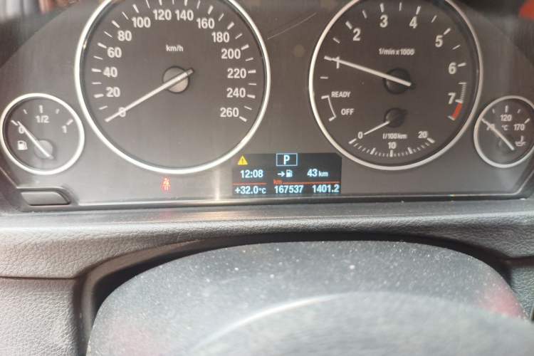 Used BMW 3 Series 2015 320Li Luxury Edition Fashion Model Odometer Close Up