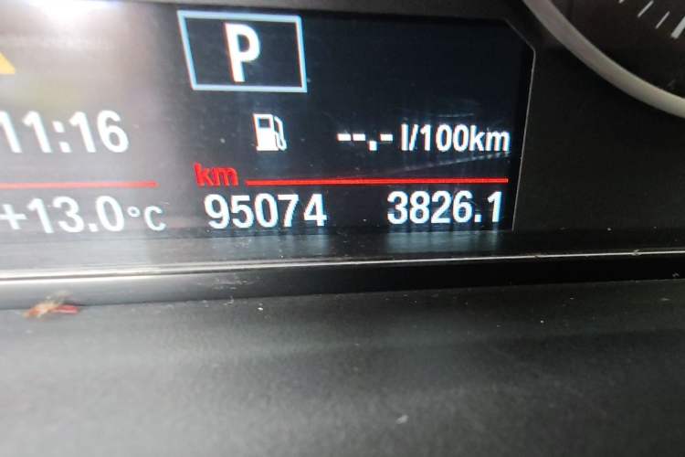 Used BMW 3 Series 2015 316Li Fashion Model Odometer Close Up