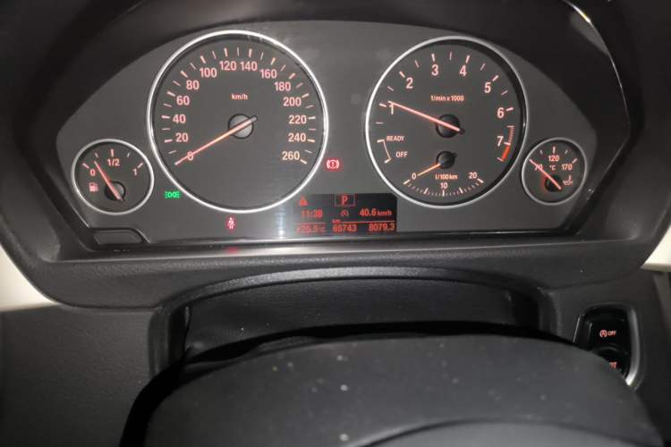 Used BMW 3 Series 2015 320Li Luxury Edition Fashion Model Odometer Close Up