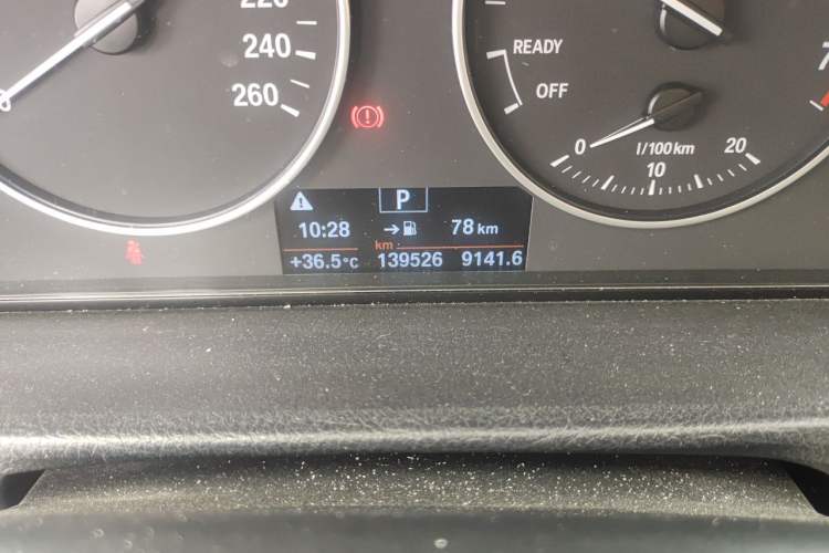 Used BMW 3 Series 2015 316Li Fashion Model Odometer Close Up
