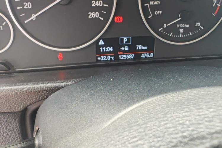 Used BMW 3 Series 2015 320i Luxury Line Stylish Edition Odometer Close Up