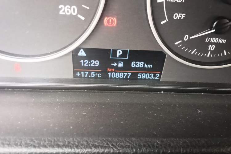 Used BMW 3 Series 2015 316Li Fashion Model Odometer Close Up