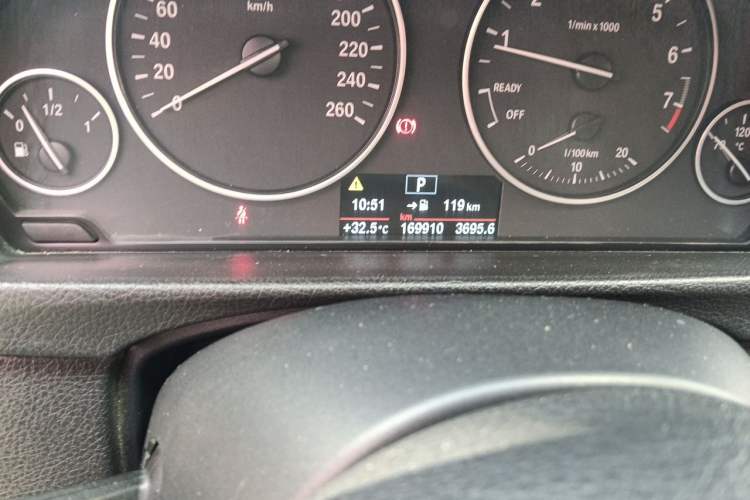 Used BMW 3 Series 2015 320Li Luxury Edition Fashion Model Odometer Close Up