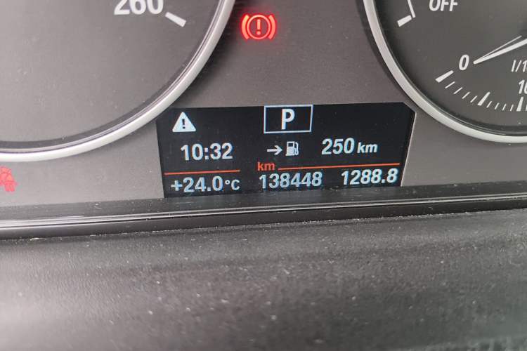 Used BMW 3 Series 2015 320i Fashion Model Odometer Close Up