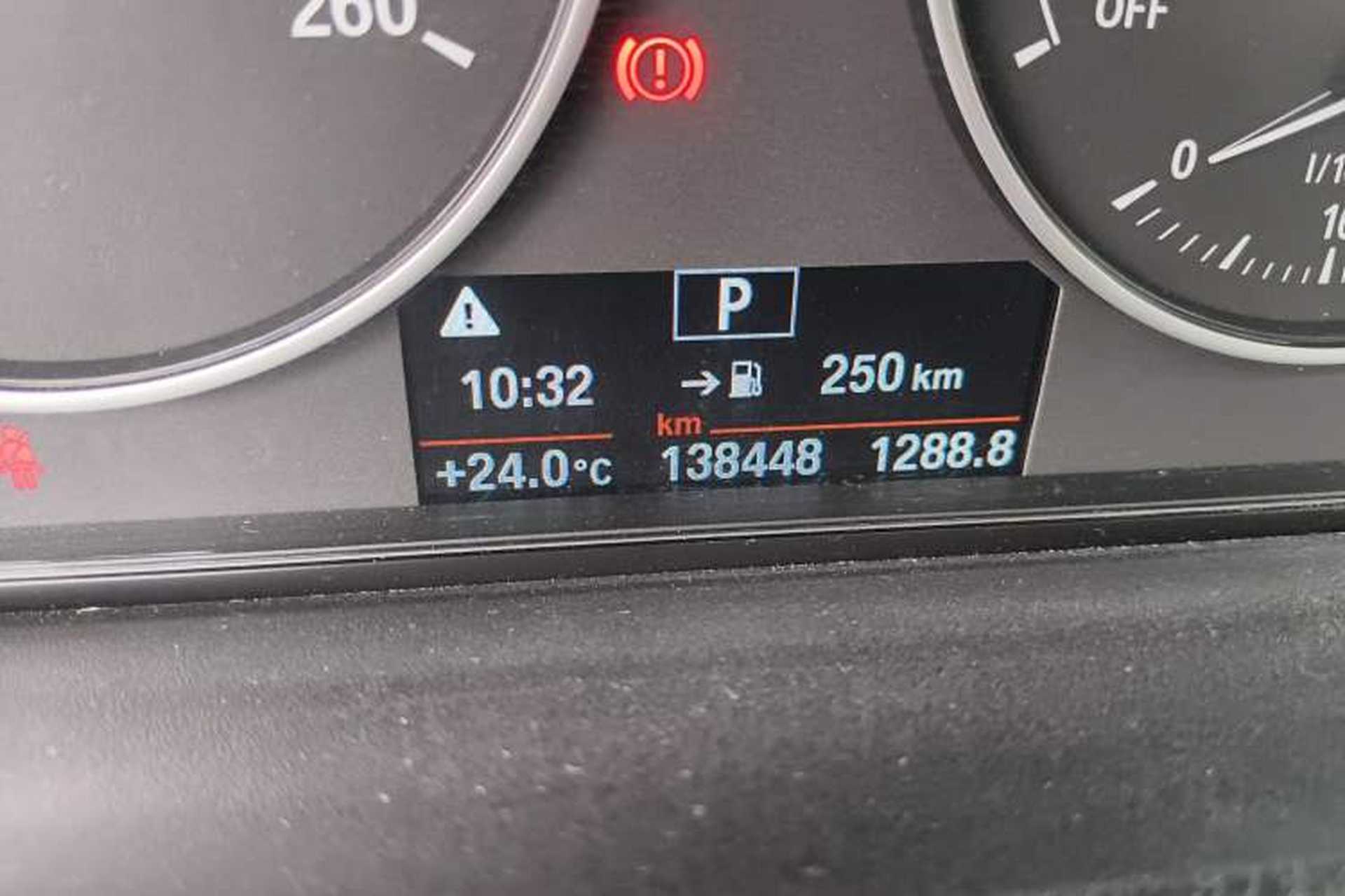 Used BMW 3 Series 2015 320i Fashion Model Odometer Close Up