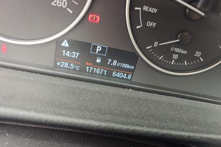 Used BMW 3 Series 2015 320Li Luxury Edition Fashion Model Odometer Close Up