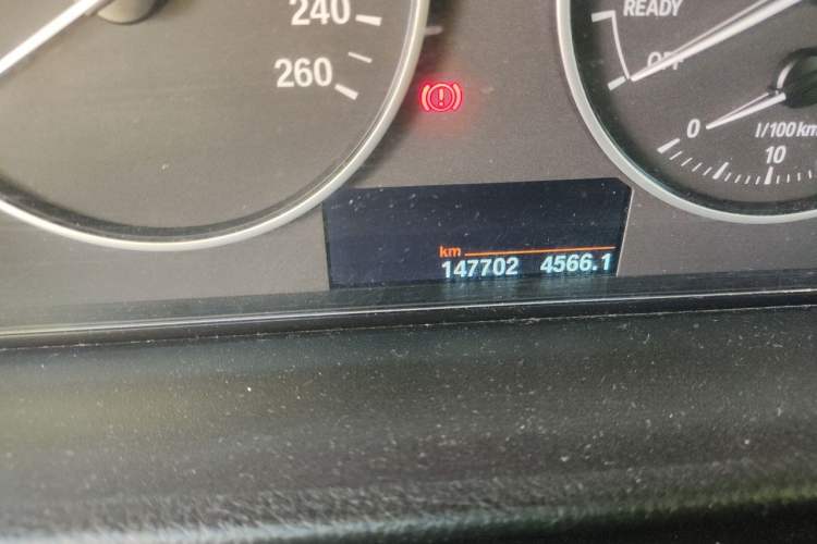 Used BMW 3 Series 2015 316Li Fashion Model Odometer Close Up