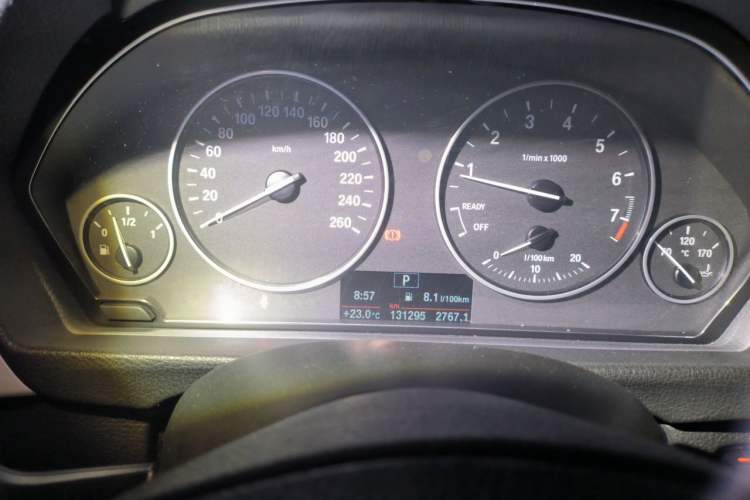 Used BMW 3 Series 2015 320Li Luxury Edition Fashion Model Odometer Close Up