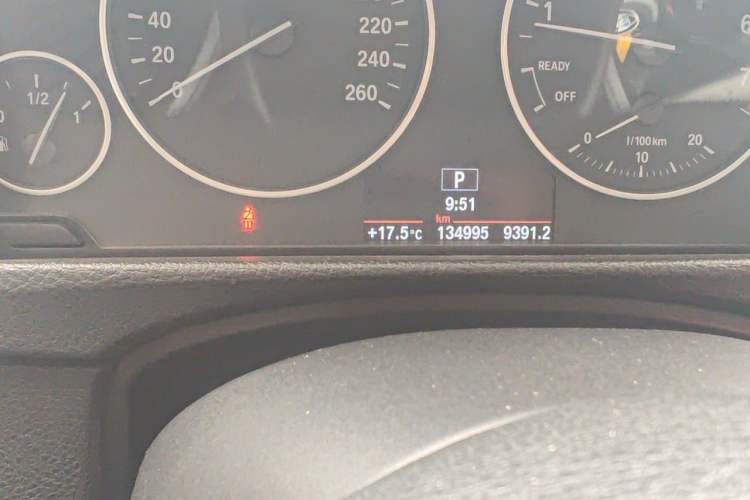 Used BMW 3 Series 2015 320Li Fashion Model Odometer Close Up