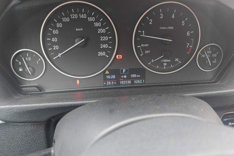 Used BMW 3 Series 2015 320Li Fashion Model Odometer Close Up