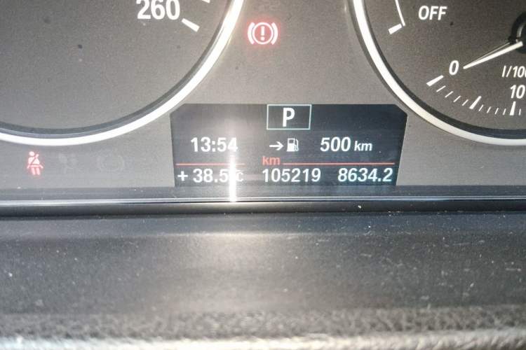 Used BMW 3 Series 2015 320Li Fashion Model Odometer Close Up