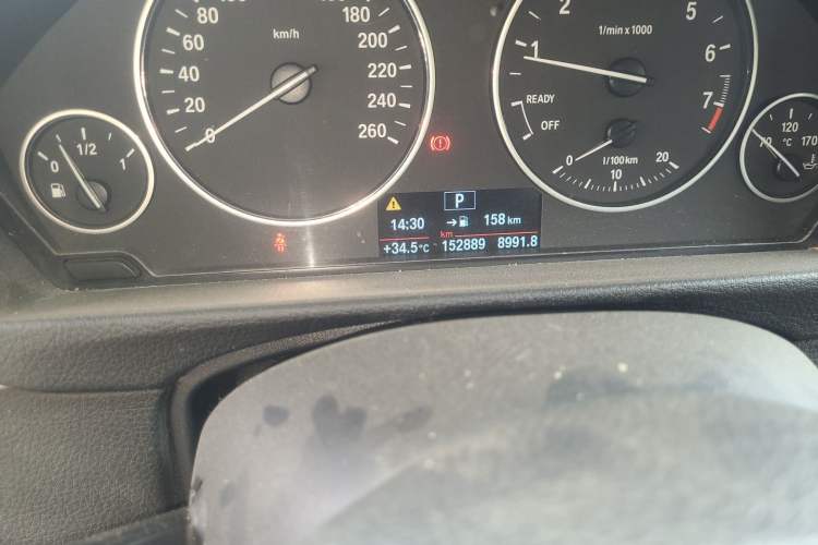 Used BMW 3 Series 2015 316Li Fashion Model Odometer Close Up