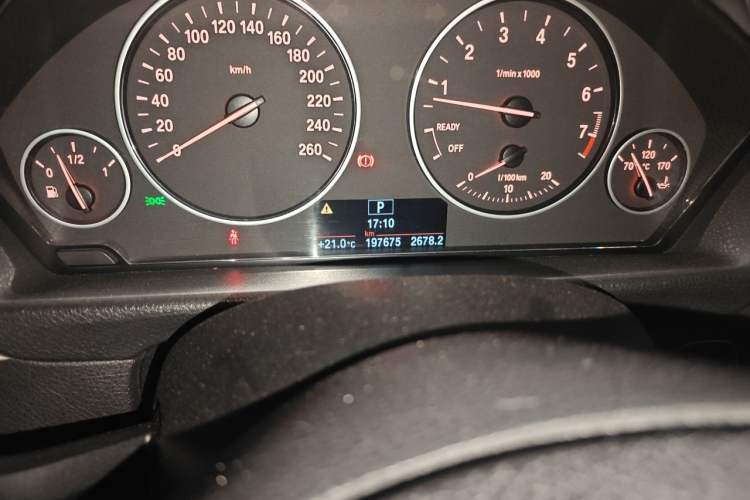 Used BMW 3 Series 2015 320Li Fashion Model Odometer Close Up