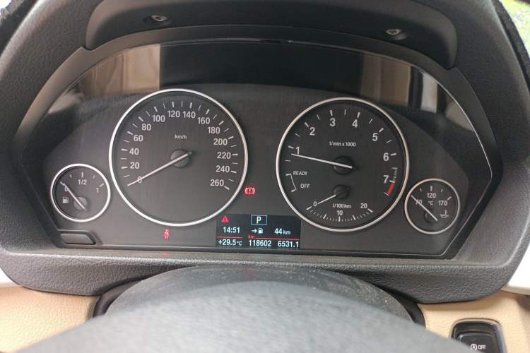 Used BMW 3 Series 2015 316Li Fashion Model Odometer Close Up