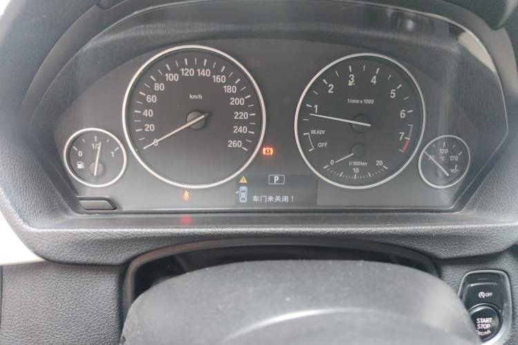 Used BMW 3 Series 2015 320Li Fashion Model Odometer Close Up