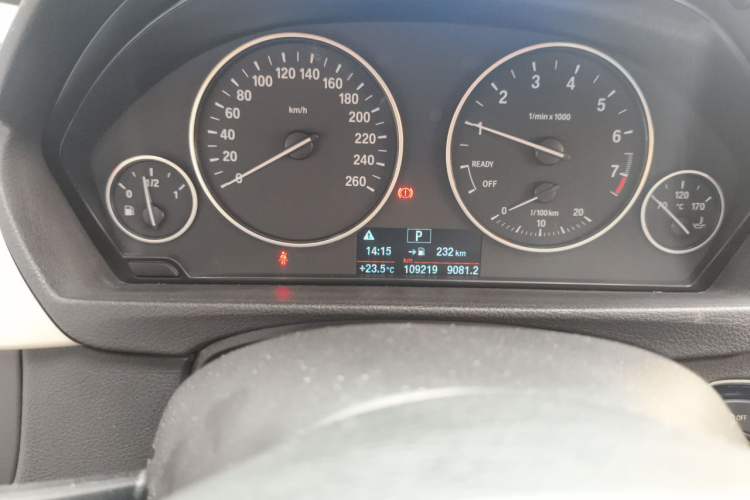 Used BMW 3 Series 2015 320i Luxury Line Stylish Edition Odometer Close Up