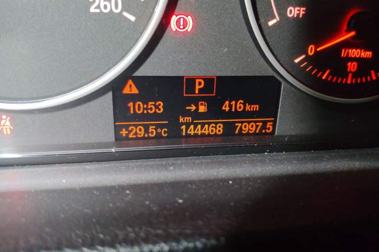 Used BMW 3 Series 2015 320Li Luxury Edition Fashion Model Odometer Close Up