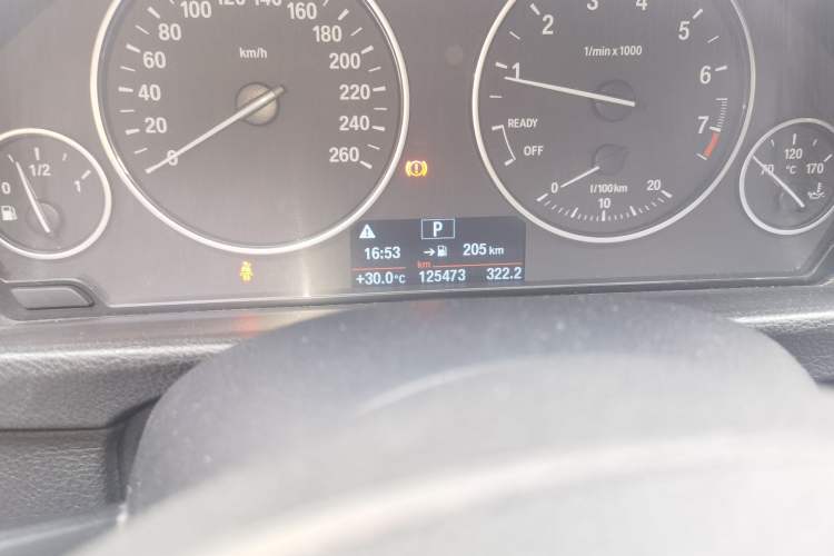 Used BMW 3 Series 2015 316Li Fashion Model Odometer Close Up
