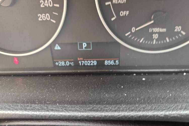 Used BMW 3 Series 2015 320Li Luxury Edition Fashion Model Odometer Close Up