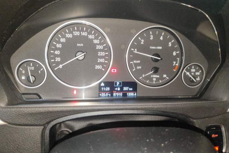 Used BMW 3 Series 2015 320Li Luxury Edition Fashion Model Odometer Close Up