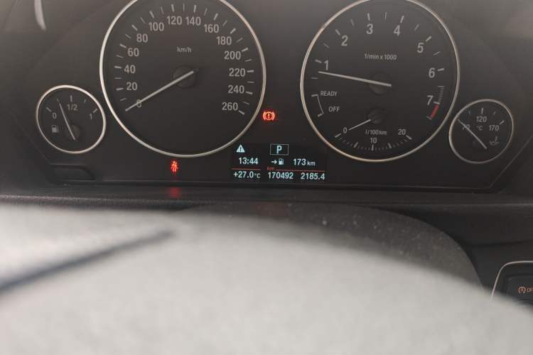 Used BMW 3 Series 2015 320Li Luxury Edition Fashion Model Odometer Close Up