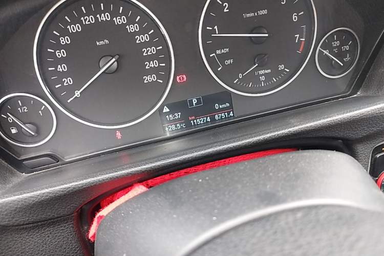 Used BMW 3 Series 2015 320Li Fashion Model Odometer Close Up