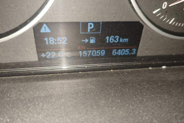 Used BMW 3 Series 2015 316Li Fashion Model Odometer Close Up