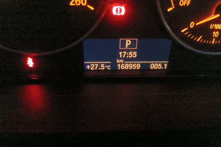 Used BMW 3 Series 2015 320Li Luxury Edition Fashion Model Odometer Close Up
