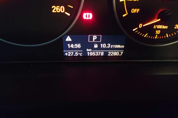 Used BMW 3 Series 2015 320i Luxury Line Stylish Edition Odometer Close Up
