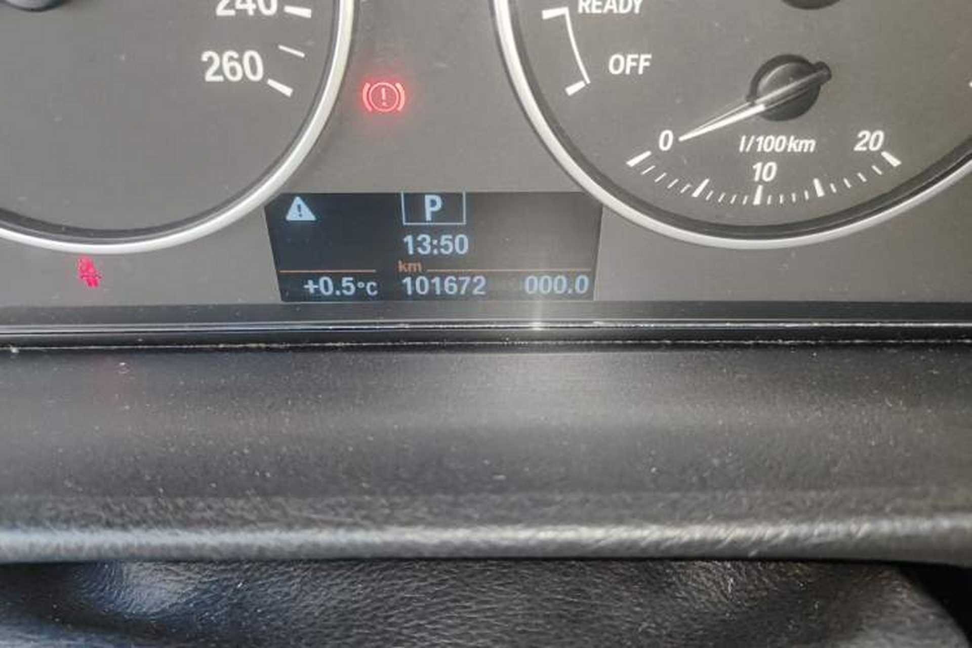 Used BMW 3 Series 2015 320Li Luxury Edition Fashion Model Odometer Close Up
