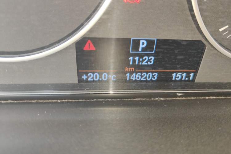Used BMW 3 Series 2015 320Li Fashion Model Odometer Close Up