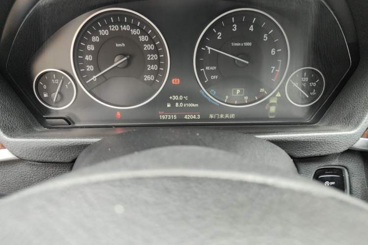 Used BMW 3 Series 2015 320Li Luxury Design Package Odometer Close Up