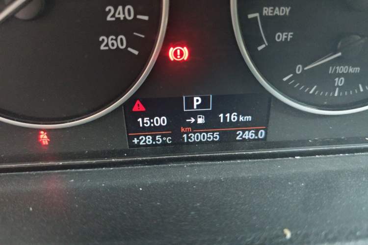 Used BMW 3 Series 2015 320Li Fashion Model Odometer Close Up
