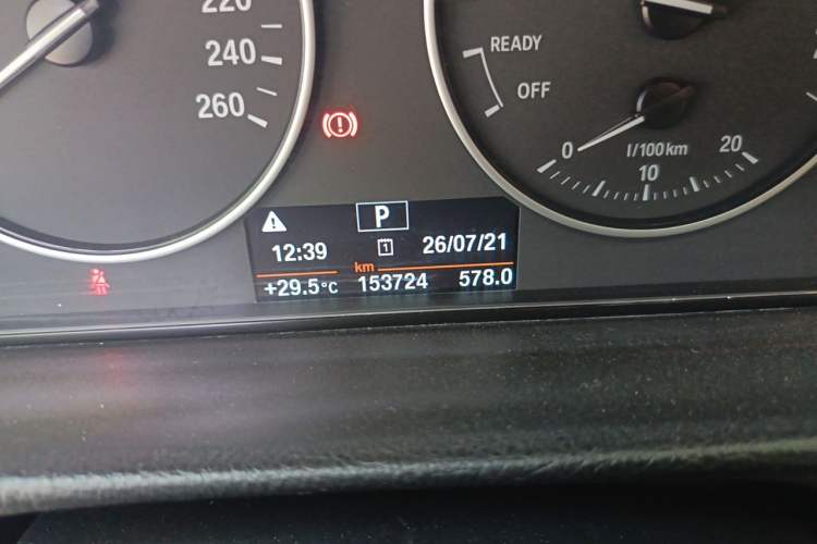 Used BMW 3 Series 2015 316i Active Edition Odometer Close Up