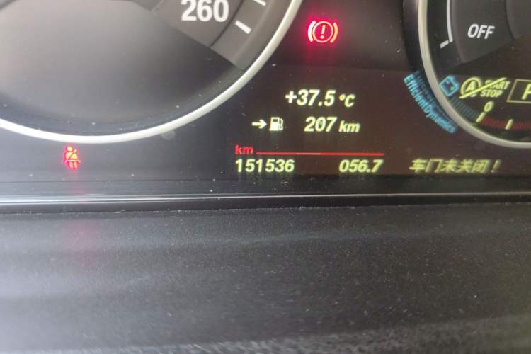 Used BMW 3 Series 2015 320Li Luxury Design Package Odometer Close Up