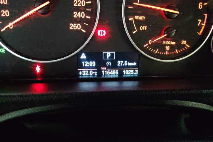Used BMW 3 Series 2015 320Li Luxury Edition Fashion Model Odometer Close Up